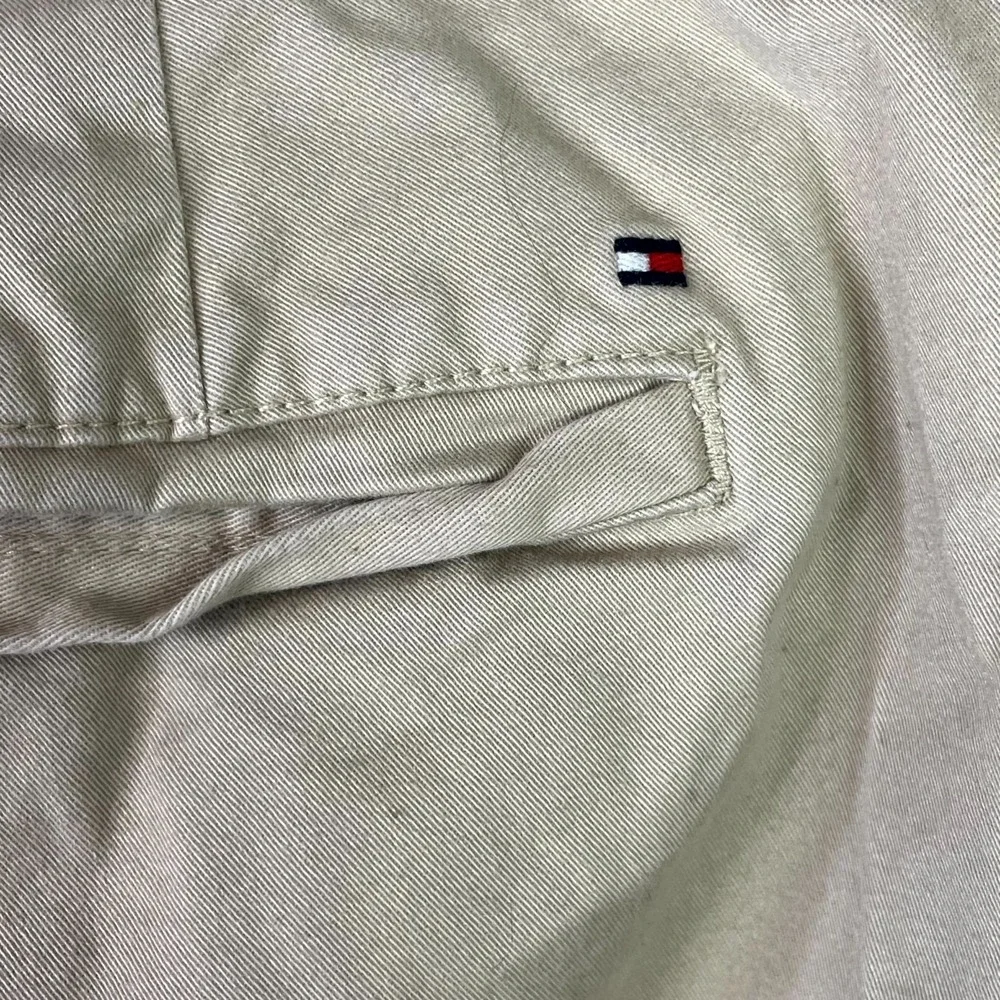 Tommy Hilfiger Chino Pants Mens 43x27* Flat Front Minimalist Everyday Wear Skate